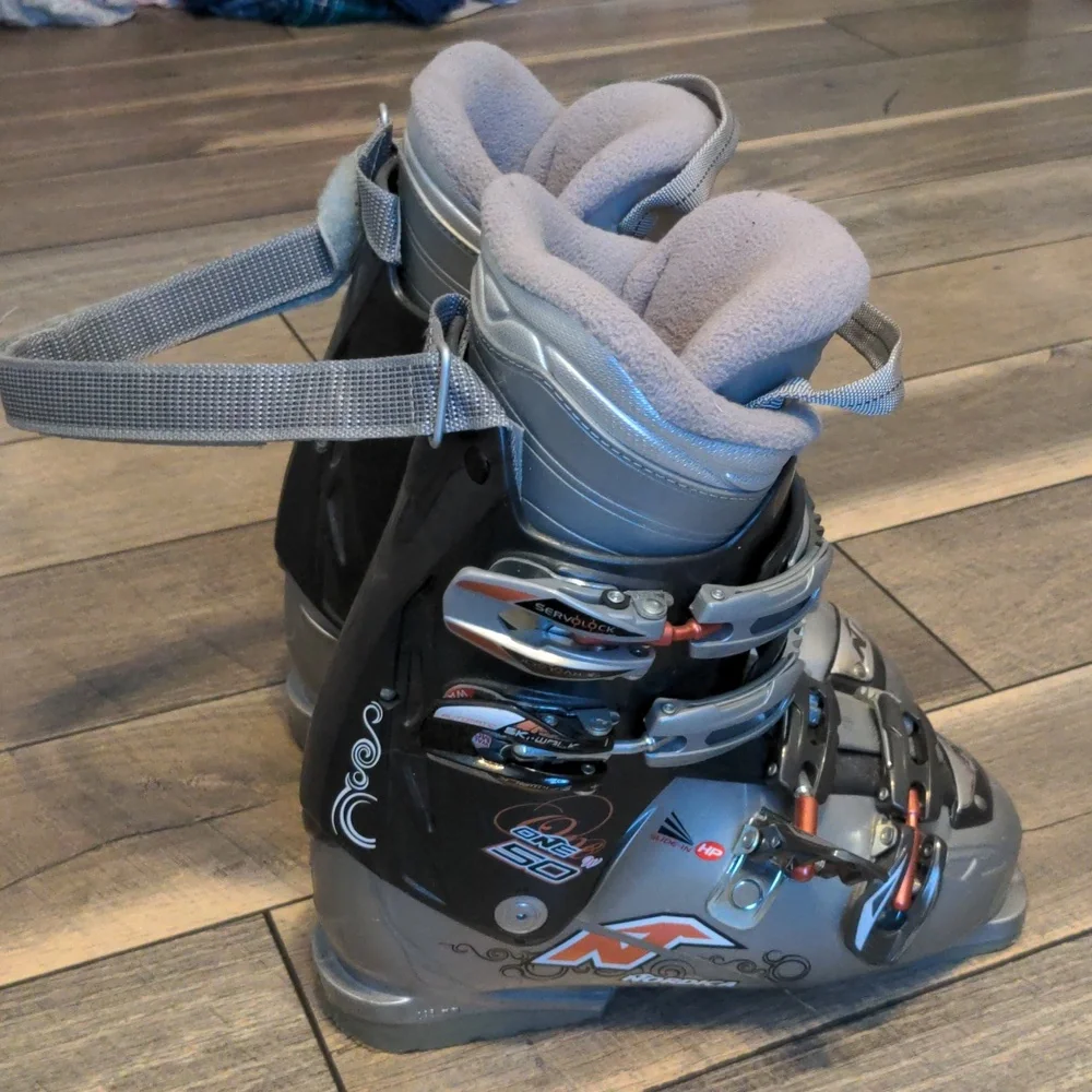 Nordica One 50 Women's Alpine Ski Boots Silver Black Mondo 25.5 Size 8.5